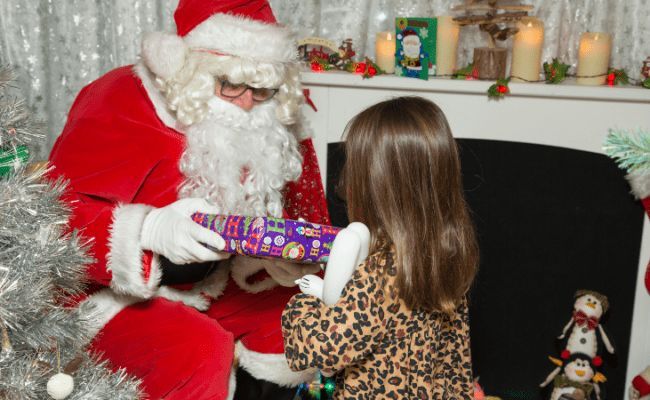 DevonTopDaysOut's tweet photo. Enjoy a Sail with Santa trip on the calm waters of the River Exe with Stuart Line Cruises and meet Santa in his enchanting on-board grotto where every child will receive a good-quality gift. On until 22nd December. #stuartlinecruises #santa #visitdevon https://t.co/mI32yDT7Oe