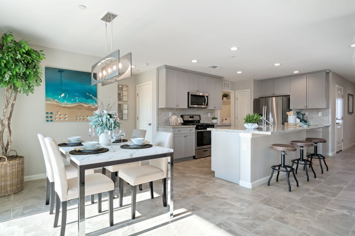 PresidioRes's tweet photo. Hidden Oaks II by @SJVHomes features one- and two-story homes in southwest Hanford. This welcoming community offers homes ranging from 1,298-2,076 sq ft. Each residence includes 3-4 bedrooms, 2-2.5 baths, and a 2-car garage. Call 559-553-8028 to learn more. https://t.co/DEcYlo91hl