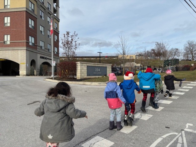 HolyCrossHCDSB's tweet photo. We were so happy that our FDK classes were able to share the gift of song with our elderly nighbours in residence at Amica Georgetown.  Thank you for allowing us to share our Christmas spirit with you. https://t.co/s4bDORAFT4
