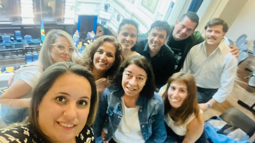 Andrearf21's tweet photo. Ayer asistimos a la Jura del compañero Alexis Guerrera como Presidente de la @HCDiputadosBA . Felicitaciones en esta nueva etapa, conocemos tu capacidad de diálogo y búsqueda de consensos, éxitos en lo que viene!!!
@joserarteaga 
@juanmalpeli
@FrenteRenovador 
@frmujeresok https://t.co/qlRJhgFGbp
