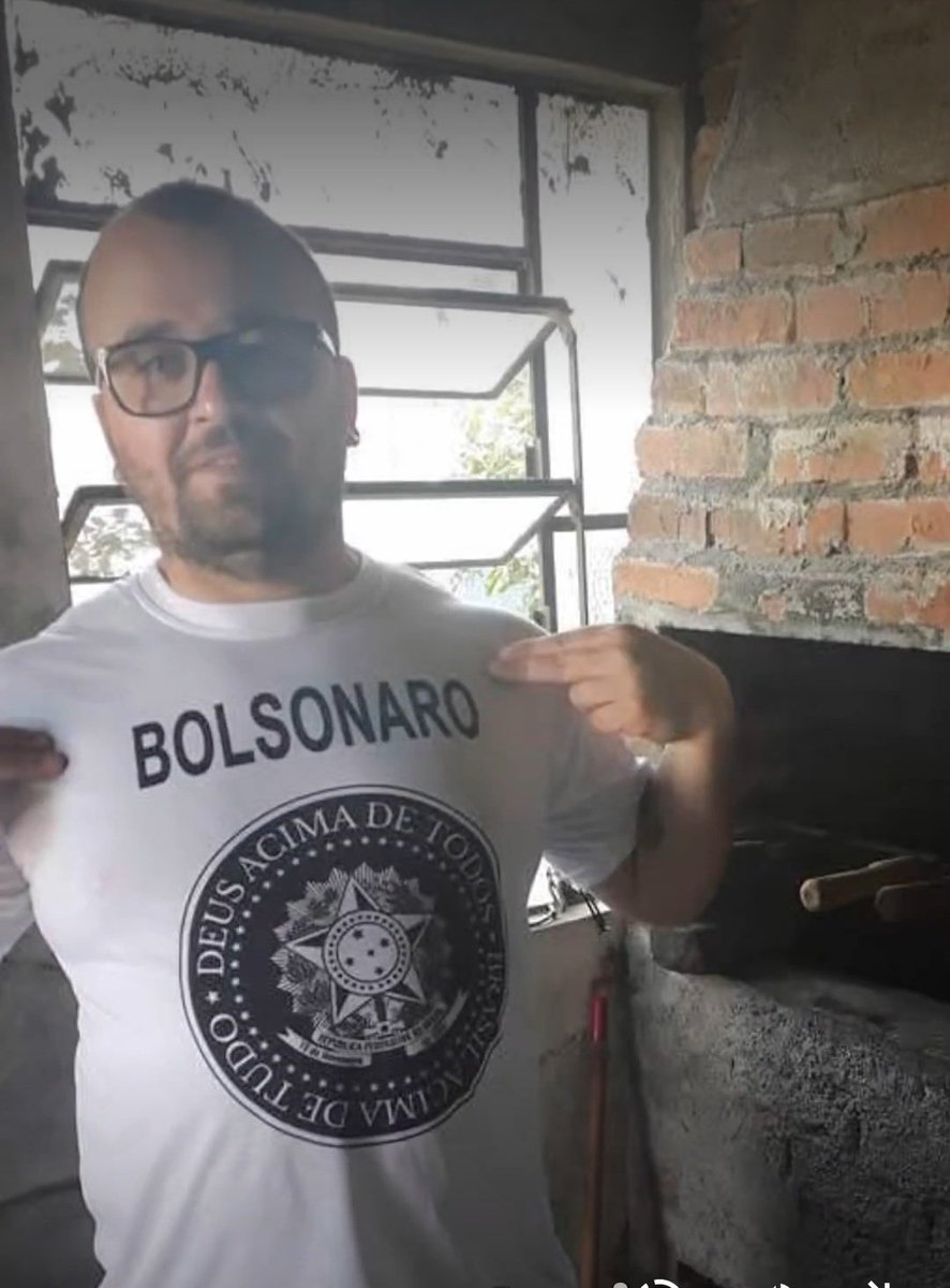 O criminoso LEANDRO PUSARI foi preso em flagrante em Bento Gonçalves/RS após assassinar com golpes de faca um homem q teria reclamado por ele estar urinando em praça pública na frente d crianças.
A camiseta é só um mero detalhe 🤨
serranossa.com.br/partiu-pra-cim…