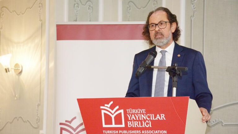 ozgeercan's tweet photo. Frankfurt Kitap Fuarı, Türk yayıncılar için oldukça önemli bir yere sahip. Yayıncılar Birliği Başkanı Kenan Kocatürk, yayıncı-yazar Metin Celâl ve Kalem Ajans kurucusu Nermin Mollaoğlu, fuar izlenimlerini okurlarımız için paylaştı.  
 
https://t.co/N4yJA2qNLQ https://t.co/CISojEzkT4