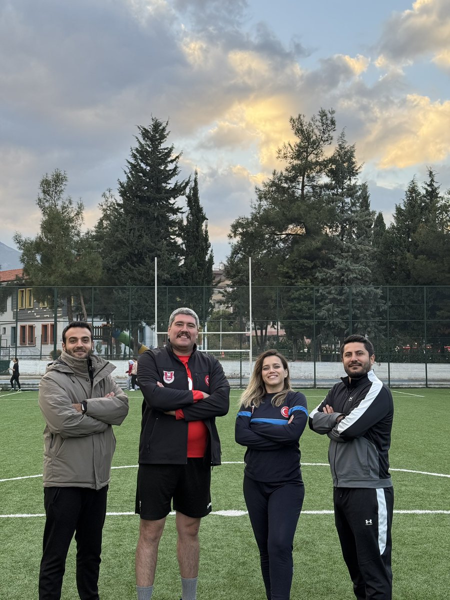 Hacettepe Üniversitesi Ragbi Antrenörü Cem Köksal   Ragbi Antrenmanımıza ziyaret etti.

Ragbinin inceliklerini ve Oyunsal taktikleri bizlere aktardı.

“Spor yapmaya ve Ragbi oynamaya devam edin” dedi. 

Türkiye Ragbi Federasyona ve Cem Köksal hocamıza  teşekkürlerimizi sunarız.