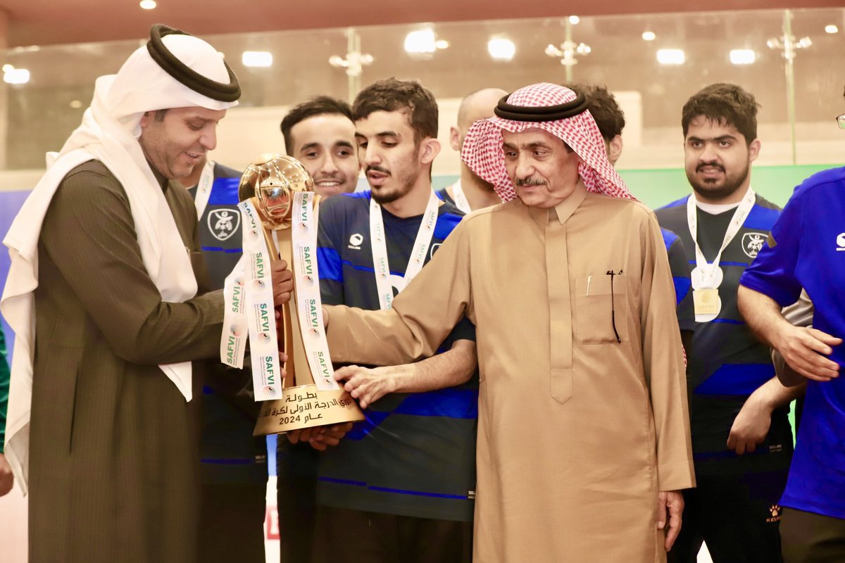 event_feed1's tweet photo. خبر | فريق نادي حائل لكرة الهدف بطلاً لدوري الدرجة الأولى ويصعد الى الدوري الممتاز
……………………………..
توج رئيس مجلس إدارة الاتحاد السعودي للإعاقات البصرية الأستاذ خالد الفهيد @kalfheed نادي #حائل لذوي الإعاقة @hail_tc1 ببطولة دوري الدرجة الأولى لكرة الهدف، حيث سلم لرئيس النادي الأستاذ عبدالسلام العامر @AbdulslamAlamer كأس البطولة وقلد اللاعبين الميداليات الذهبية.
#حائل يتوج بالذهب 🥇🏆
#لدوري_الدرجة_الممتازة_لكرة_الهدف 
لعام 2024 
@Safvi_SA