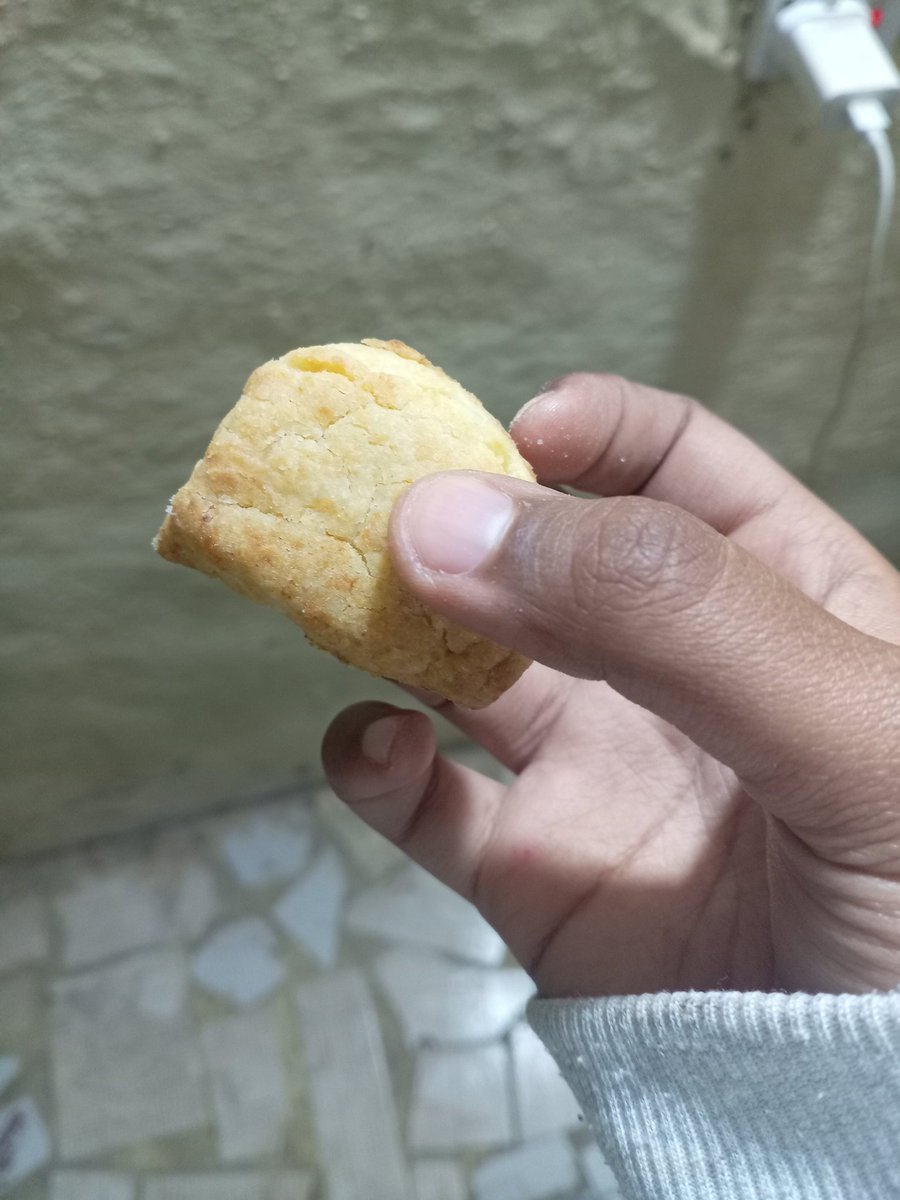 Nasma2581_'s tweet photo. بحكي لي ماما عن التويتة لقيتها قامت عجنت لي كعك 🥹😭❤️
يعني الله يديها العافية بس😭❤️
ما قدرت انتظرو يبرد علشان اسكرو واصورو https://t.co/2MHbk1nqN4