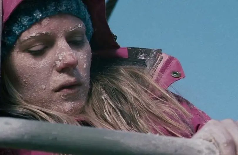 Frozen (2010)

Three people stuck on a ski lift getting frost bite on their faces and yet not one of them decides to fasten up their hoods and coats all the way up. 

Look at that shit. Zips and studs wide open but face freezing off. They stayed like this for 3 days. 

Just wow.