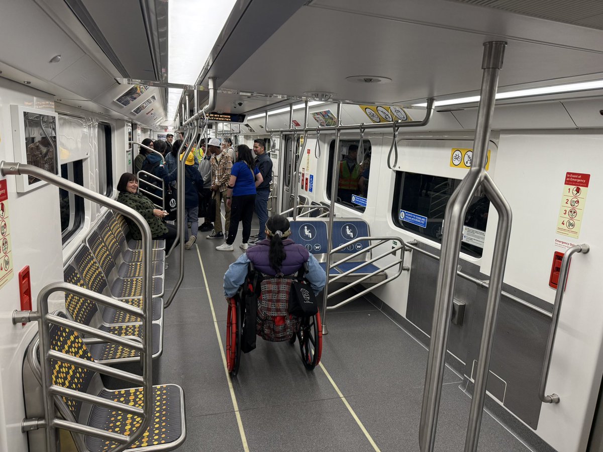 StreetsblogLA's tweet photo. Sneak preview of new Metro HR4000 railcars https://t.co/ag3aaIewJn