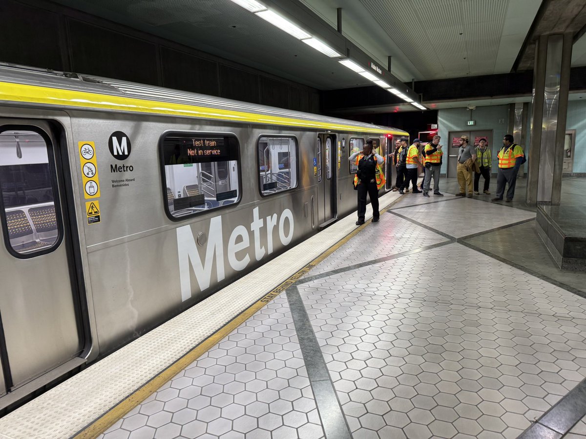 StreetsblogLA's tweet photo. Sneak preview of new Metro HR4000 railcars https://t.co/ag3aaIewJn