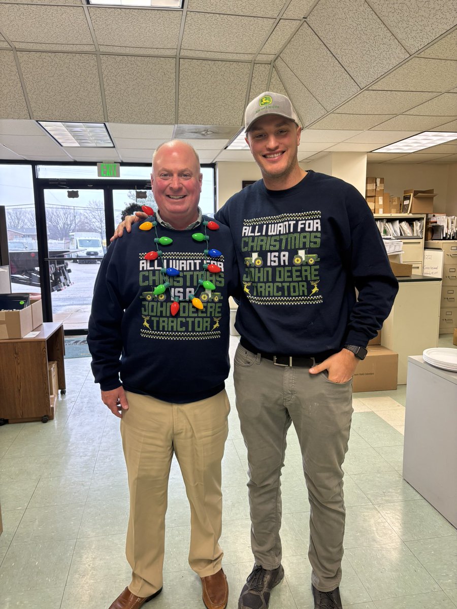 We’re feelin’ festive over here! How about you!? 💚🎅🏼🎄👯‍♂️
