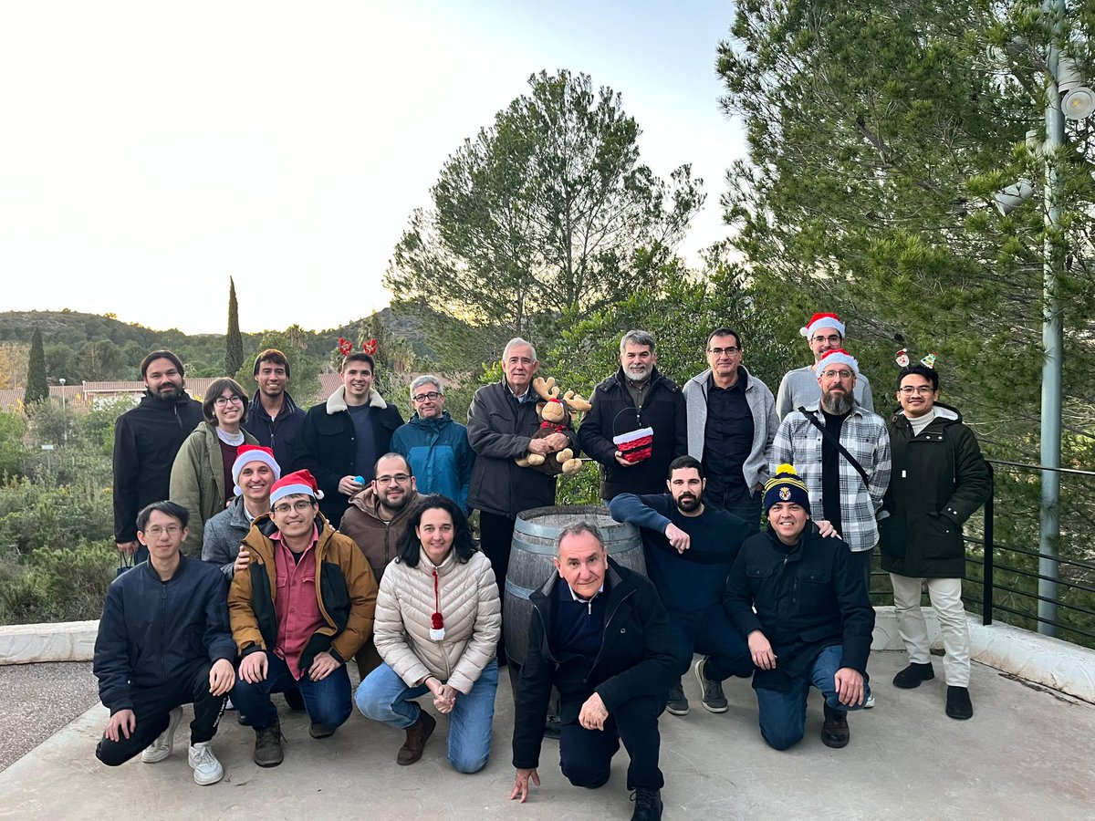 🎄✨ Season's Greetings from all of us at @PhotonicsUJI! May your holidays be as bright as the lasers we work with and your New Year filled with warm light. Here's to a luminous 2025! 🌟🎅 #HappyHolidays #PhotonicsFamily