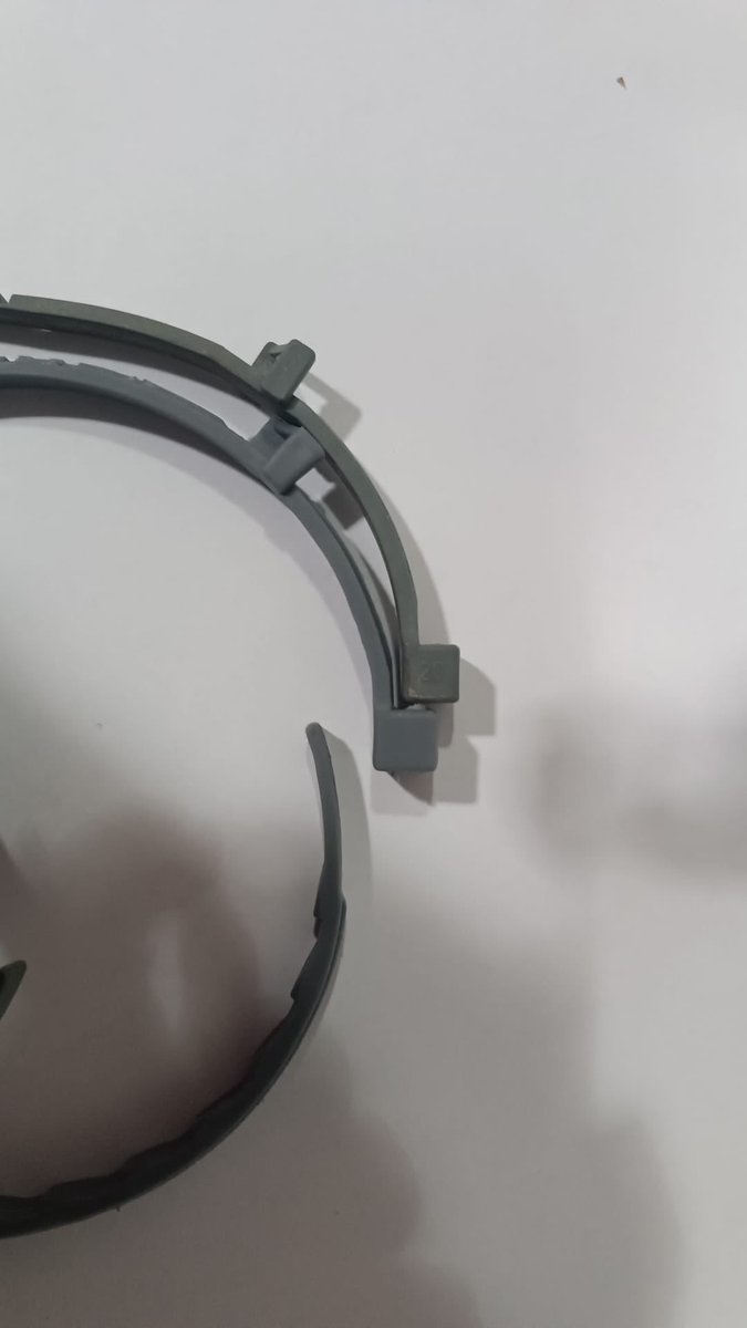 vetdefelinos's tweet photo. Uno es un collar Seresto comprado por canal oficial ya caducado que quitamos a un perro en la clínica (no tiene el polvillo) El otro es un collar comprado en internet con caja y todo, en un principio parecía verdadero. El perro venía con garrapatas justo al lado del collar https://t.co/GwfuHYRAKE