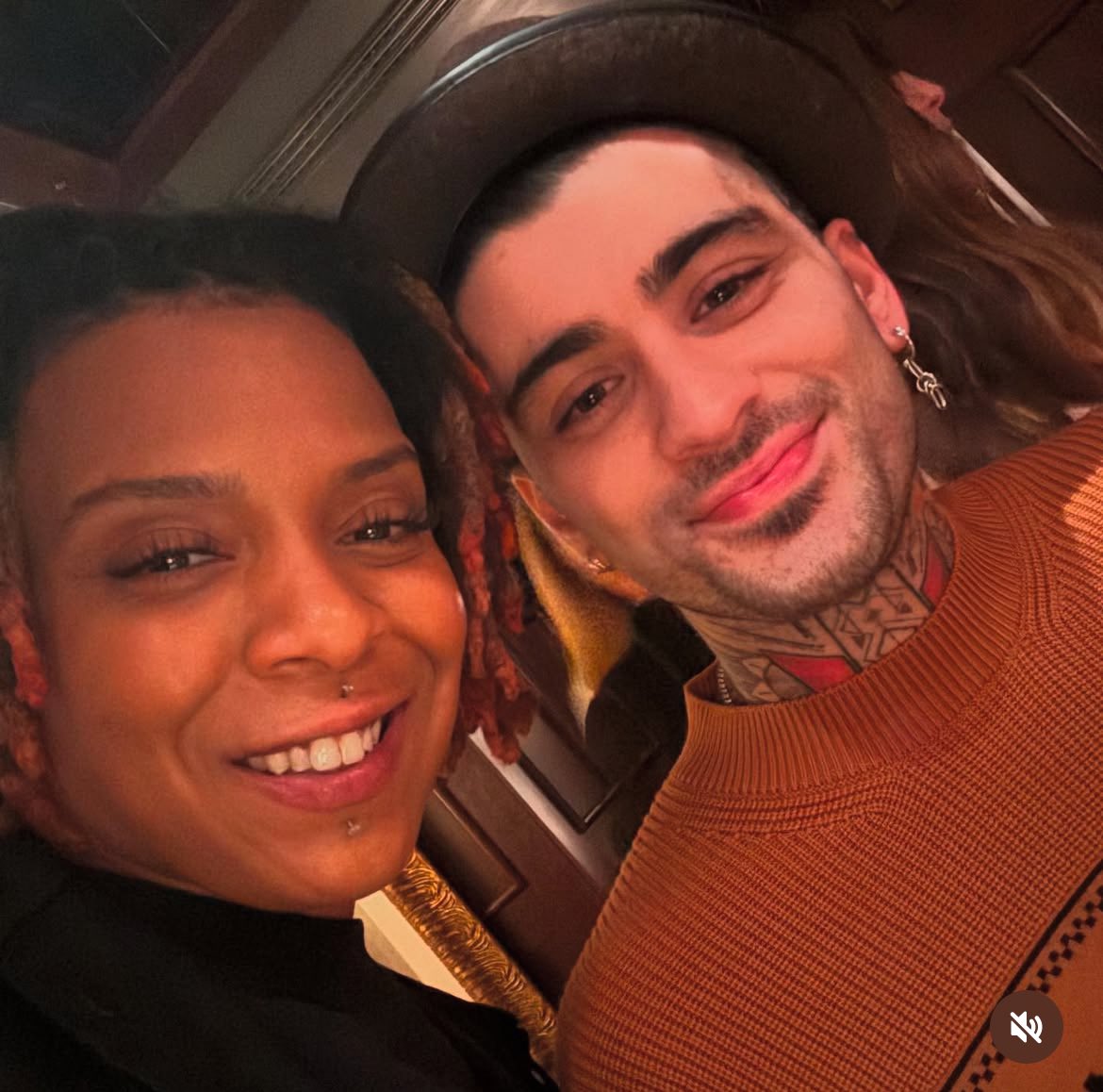 ZaynMCo's tweet photo. Drin, pianista de Zayn, vía Instagram!
“Este año aprendí algunas lecciones difíciles, vi paisajes increíbles y conocí a algunas de las personas más maravillosas. Cada encuentro me recuerda quién soy y por qué estoy en esta tierra. Gracias @zaynmalik por todo 🙏🏾💤 #flownotforce” https://t.co/WGIdYh7WDH