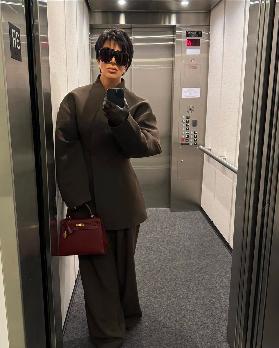 varsatora's tweet photo. me looking in the mirror, knowing I dont have to wake up early tomorrow bc Christmas break has started. No stress for 2 weeks! #krisjenner https://t.co/w3gteMrTGA