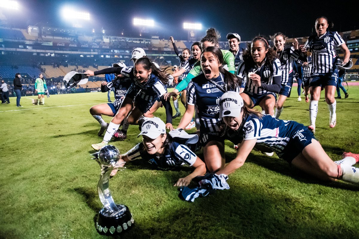 Rayadas's tweet photo. ¡Una estrella más brillaba en el escudo de las Rayadas! 🌟

Un día como hoy, hace 3 años, cerrábamos el 2021 levantando su segundo título después de una tanda de penales cardiaca. ⚽️🔥 https://t.co/D9IIjEDDZT