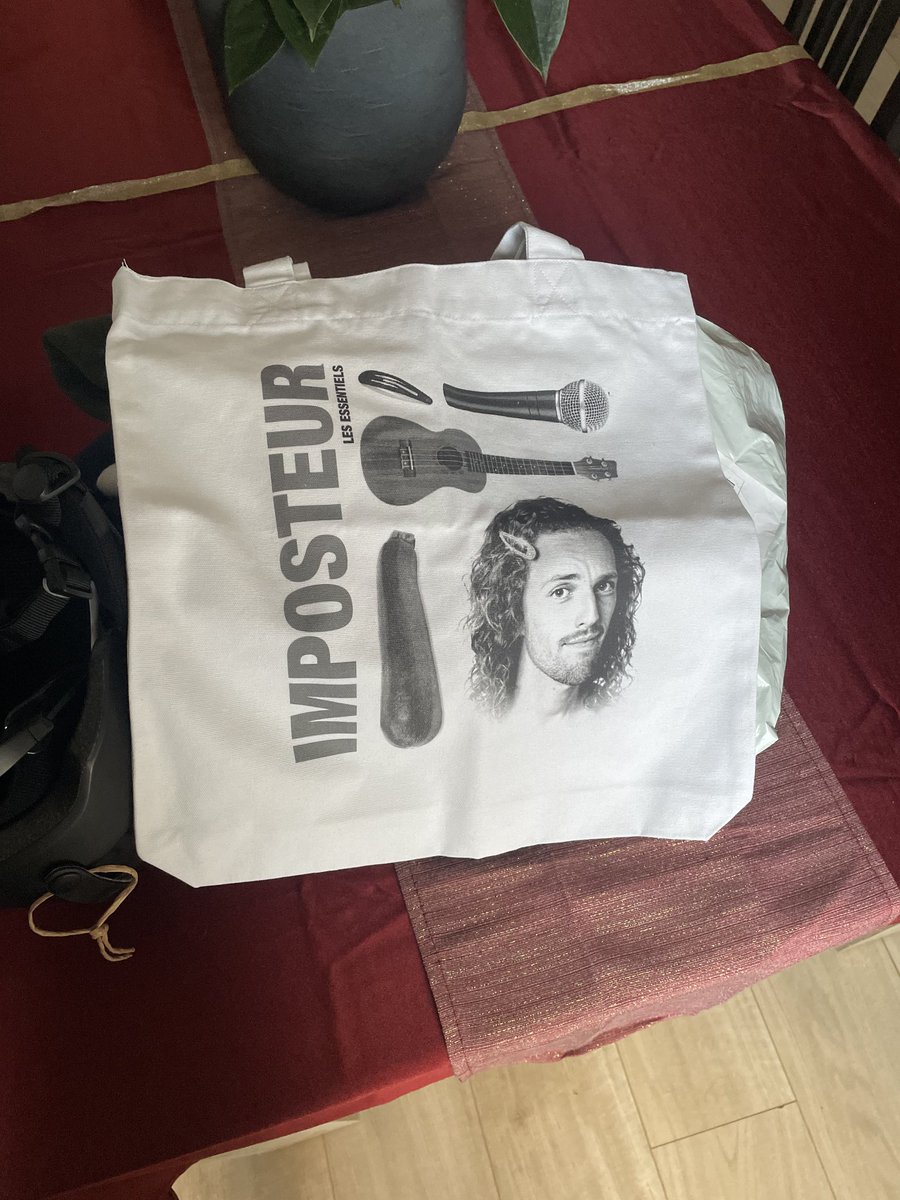 klodya04's tweet photo. @jdoreofficiel  grosse déception pour moi ☹️ mon fils m'a commandé le sweat "courgettes à Juju" et voilà ce qu'il vient de recevoir : le tote bag. Pas le même prix non plus hein 😡 la déception est d'autant plus grande pour lui que c'était son cadeau de Noël pour sa maman 😭 https://t.co/LACwqQePXO