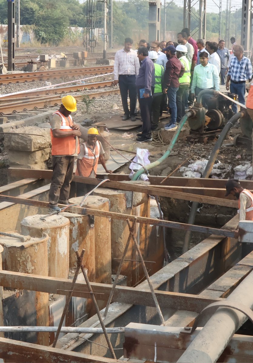 rajtoday's tweet photo. Of tracks and trains! Indian Railways' oldest and last remaining bridge on the screw pile foundation set to go. The rail bridge is located between Bandra and Mahim. Got an opportunity to visit & see things first-hand. The last pic shows the huge screw pile dated circa 1888 belonging to the erstwhile Bombay, Baroda and Central India (BB&CI) Railway. Thanks to @vabhis