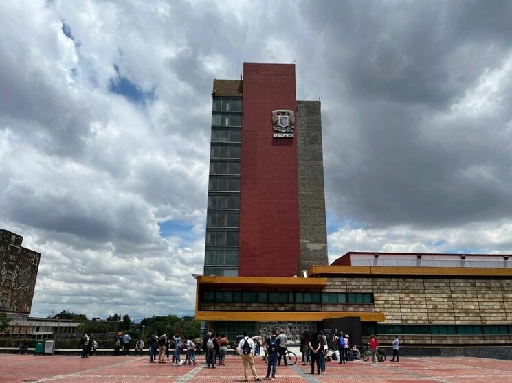 lajornadaonline's tweet photo. Formación de estudiantes autónomos en la UNAM.
#Opinión de Fernando Jiménez Mier y Terán.

Los estudiantes de la @UNAM_MX, incluidos los de bachillerato, tienen, antes que nada, una naturaleza humana que los faculta para obrar autónomamente. Sí, por propia naturaleza, el estudiantado está llamado a ser autónomo al razonar y orientar su proceder, actuando con total libertad y absoluta responsabilidad; pensando siempre en las demás personas, sin descuidar la propia.
Llegará algún día, no pierdo la esperanza, en que estudiantes, profesorado, trabajadores y directivos de la UNAM, todos autónomos en plenitud, podamos reflexionar con conocimiento de causa sobre los alcances de la llamada autonomía universitaria; cuyo significado gelatinoso, desde que surgió en 1929, no se ha podido precisar, siendo que es muy urgente redimensionar sus alcances y pertinencia.
https://t.co/rHxrsAqjdk