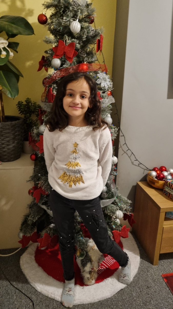 Ana85704896's tweet photo. Today no uniform day we wish all staff merry Christmas @BoothferryPS @MissTaylorBP @MrPossibleY6 @YatesBoothferry @MrCapewell77 https://t.co/OxImAQ6Yow