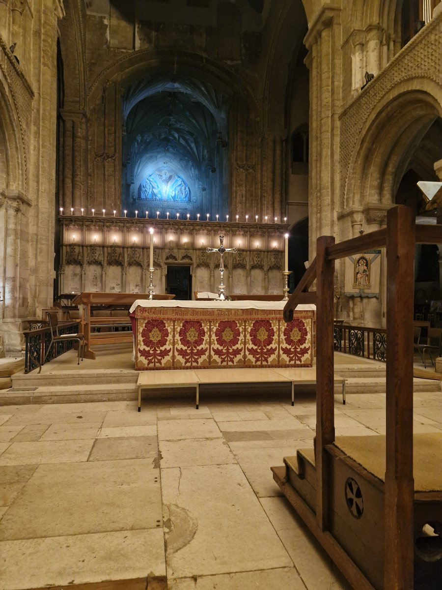 Delighted to have delivered a reading at the beautiful Christchurch Priory's Carol Service this evening. <a href="/TwynhamLearning/">Twynham Learning</a> <a href="/TheGrangeDorset/">The Grange School</a> #community