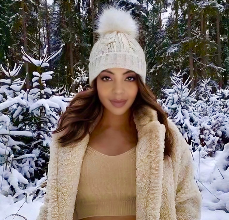 Such a wonderful time of year!!!🎄❤️❤️🥰 Cherishing Peace &amp; Good  Will  To  All…so thankful and blessed. Surrounded by Love!!✨🙏🏽❄️😍 #holidayseason #blessed #loved #peaceful  #thankyoujesus  #winterfashion #professionalactress #producer #writer #director #fun #aungeliquescott