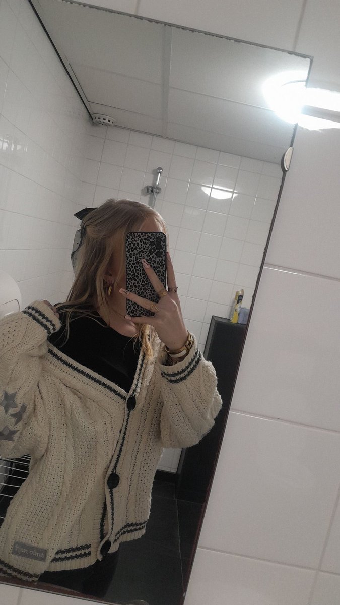 LisaTaysVersion's tweet photo. Show off your favorite merch items!
I go first :)
1 wonderstruck perfume
2 signed ttpd cd
3 folklore cardigan
4 yntcd hoodie ( holiday collection)
#taylorswift #tstheholidaycollection
#TSTheErasTourCollection #tstheerastour https://t.co/k3oksr1ALl