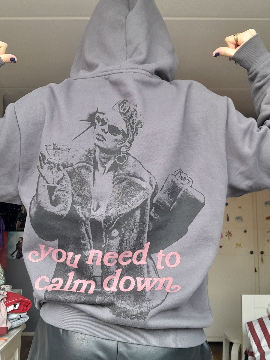 LisaTaysVersion's tweet photo. Show off your favorite merch items!
I go first :)
1 wonderstruck perfume
2 signed ttpd cd
3 folklore cardigan
4 yntcd hoodie ( holiday collection)
#taylorswift #tstheholidaycollection
#TSTheErasTourCollection #tstheerastour https://t.co/k3oksr1ALl