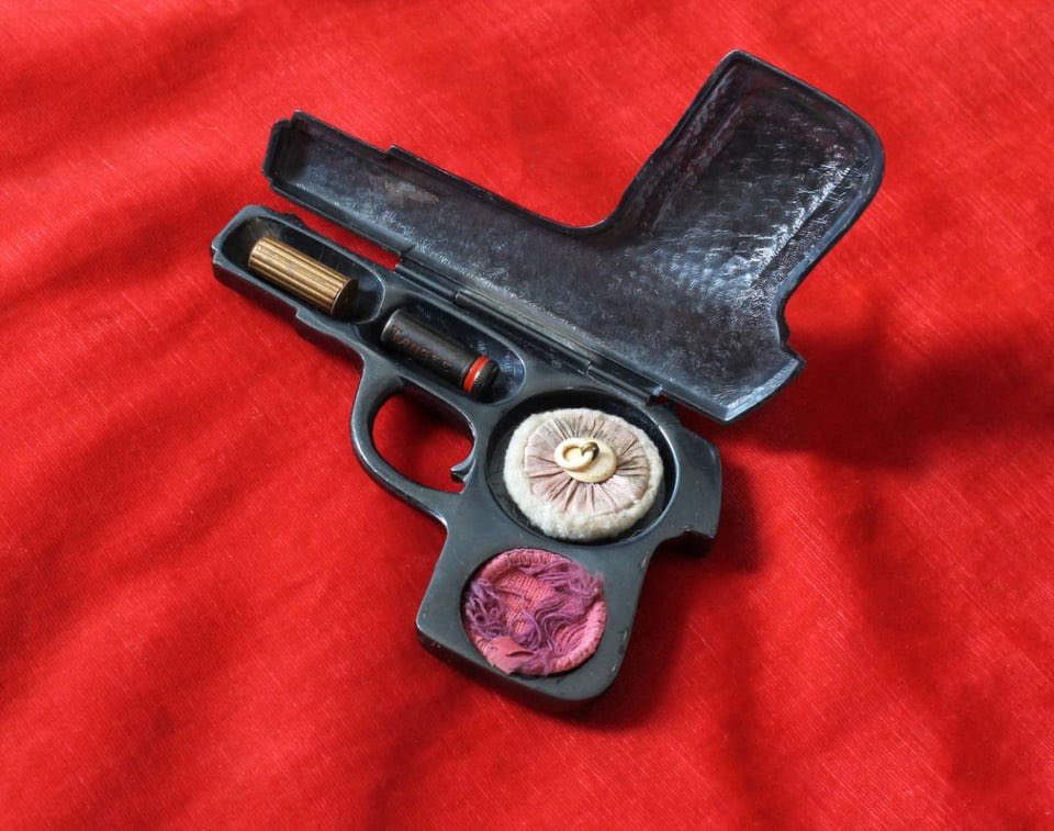 chiweethedog's tweet image. Flapper makeup case, 1920’s