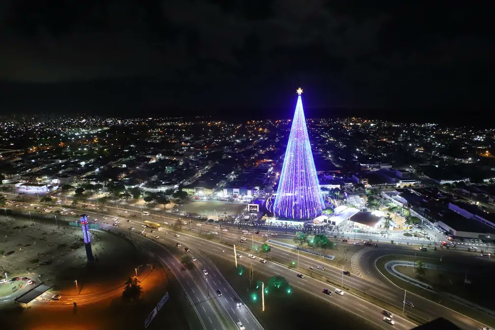 ChahadJorge's tweet photo. Ai o cabra brasileiro gasta $10 mil dolares pra fazer uma viagem a Londres e ver a inauguração da arvore de natal. Enquanto que aqui em Natal RN olha só que beleza. Amo essa cidade https://t.co/KT7ToRYDV1