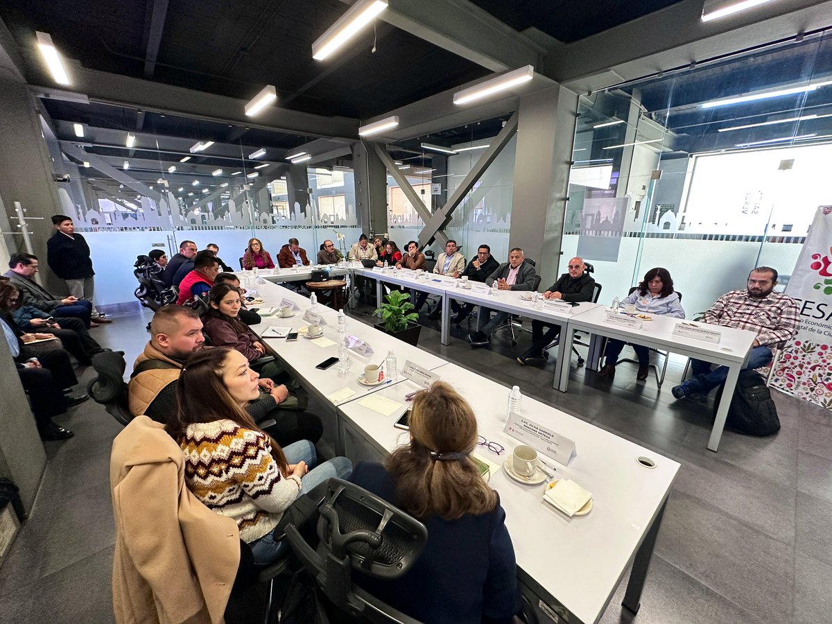 cesacdmx's tweet photo. #Entérate
En estos momento se lleva a cabo la Sesión de Trabajo #CESA2025, evento encabezado por nuestro Director General del #FES, el Lic. Enrique de la Rosa Luna Parra (@quitodelarosa) acompañado con consejerxs e invitados especiales. 

#TrabajandoEnEquipo 🤝 https://t.co/FrvgsvTqcm