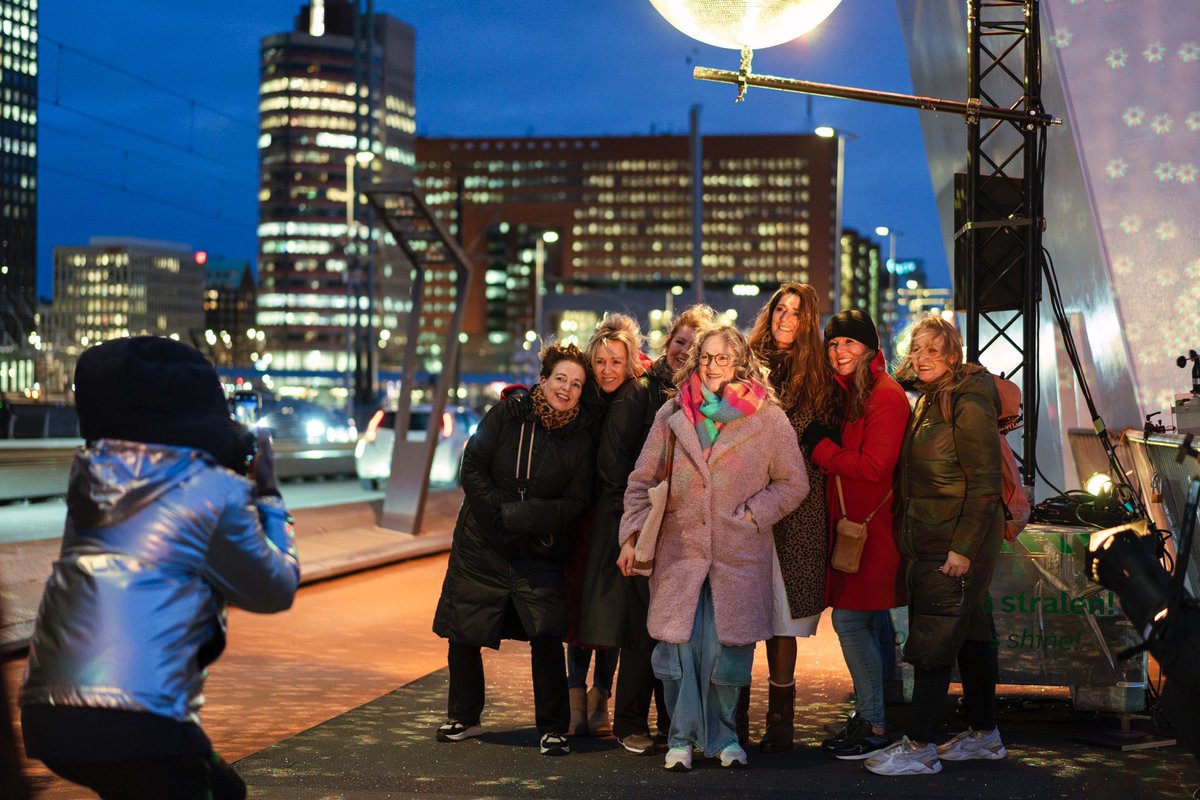 Zaterdag en zondag zijn van 16.00 tot 18.00 uur de publieksvoorlichters van Stadsbeheer op de Erasmusbrug aanwezig in herkenbare zilveren jasjes. Naast het beantwoorden van vragen over de brug en het onderhoud staan zij ook klaar als Foto Service. (Foto: Laura-Anne-Grimbergen)
