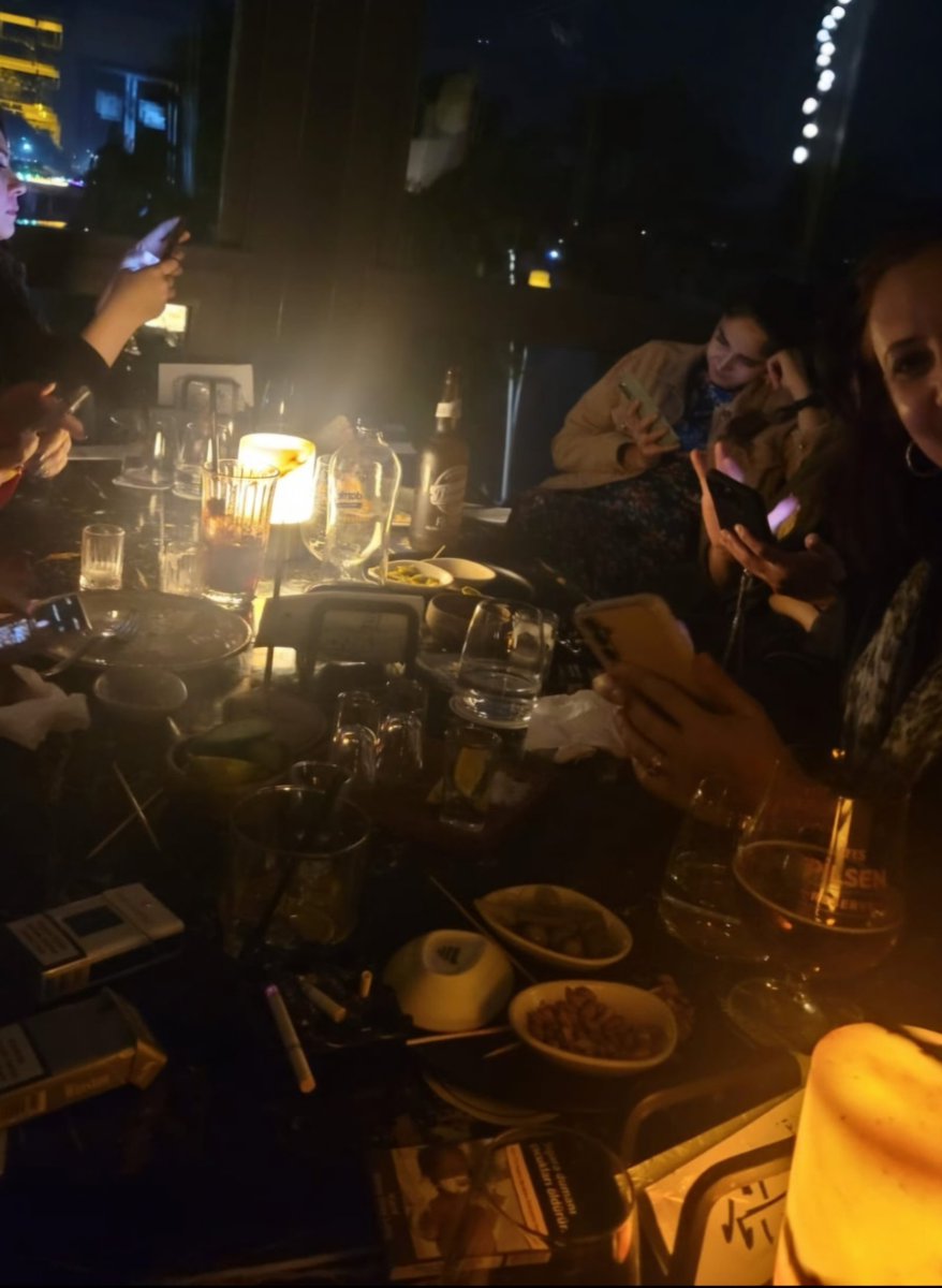 Kalabalık içindeki tek başınalığına, sakinliğine,  heyecanına, ortamına göre davranmalarına en çok da o çocuksu masumluğuna hayranım be kadın ✨️