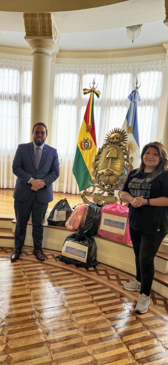 EmbaArgBolivia's tweet image. El personal de la Embajada, el Consulado en La Paz, la Agregaduría de Defensa y la Misión Naval realizó una donación de juguetes navideña en conjunto con la Asamblea Legislativa Departamental de La Paz, la cual será destinada a niños de orfanatos en estas Fiestas.