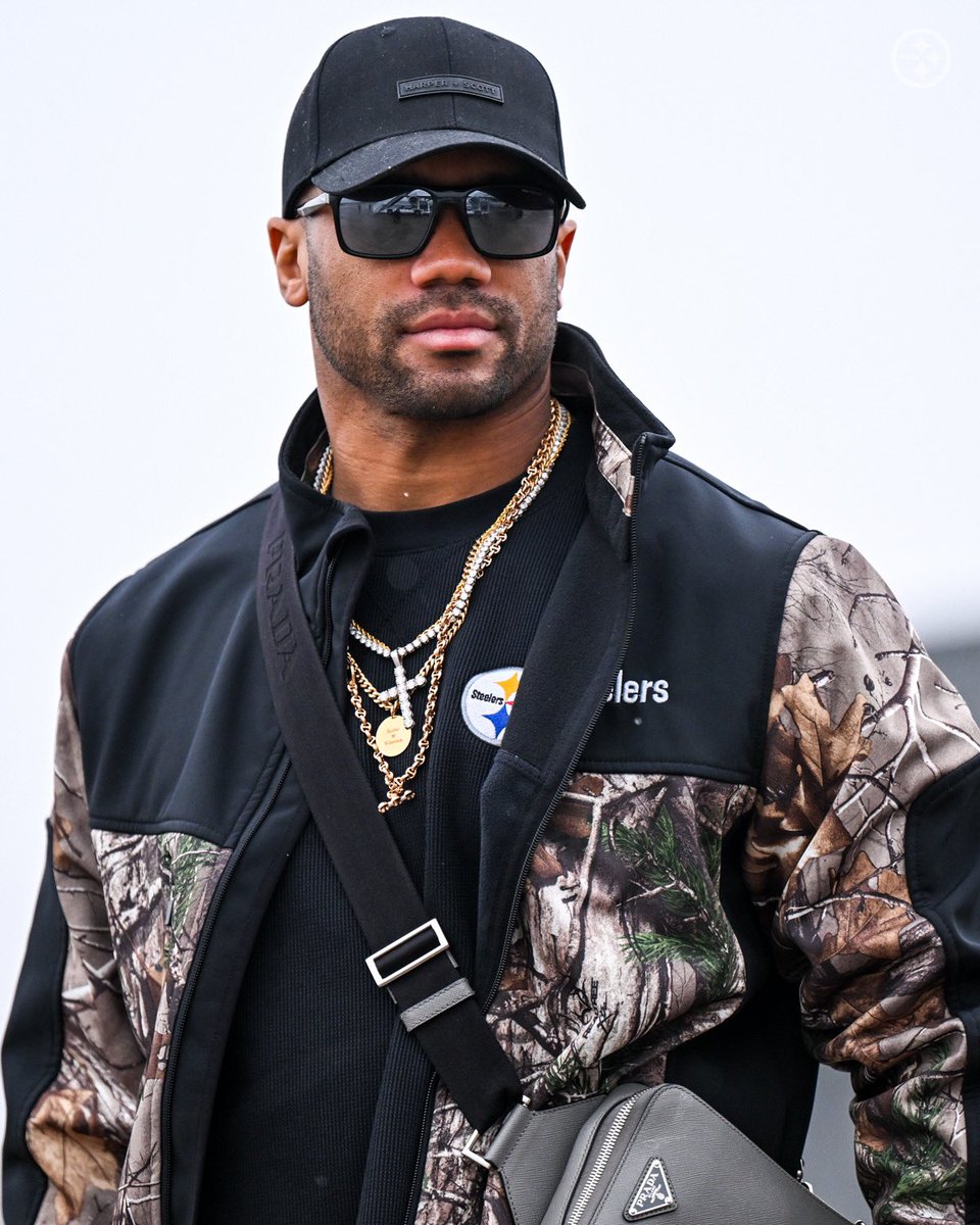 steelers's tweet photo. Baltimore bound 🛫

#ProBowlVote @DangeRussWilson 
#ProBowlVote @CamHeyward 
#ProBowlVote @ohthatsNajee22 

More 📸: https://t.co/HmiPppB24q https://t.co/C68dZfbijB