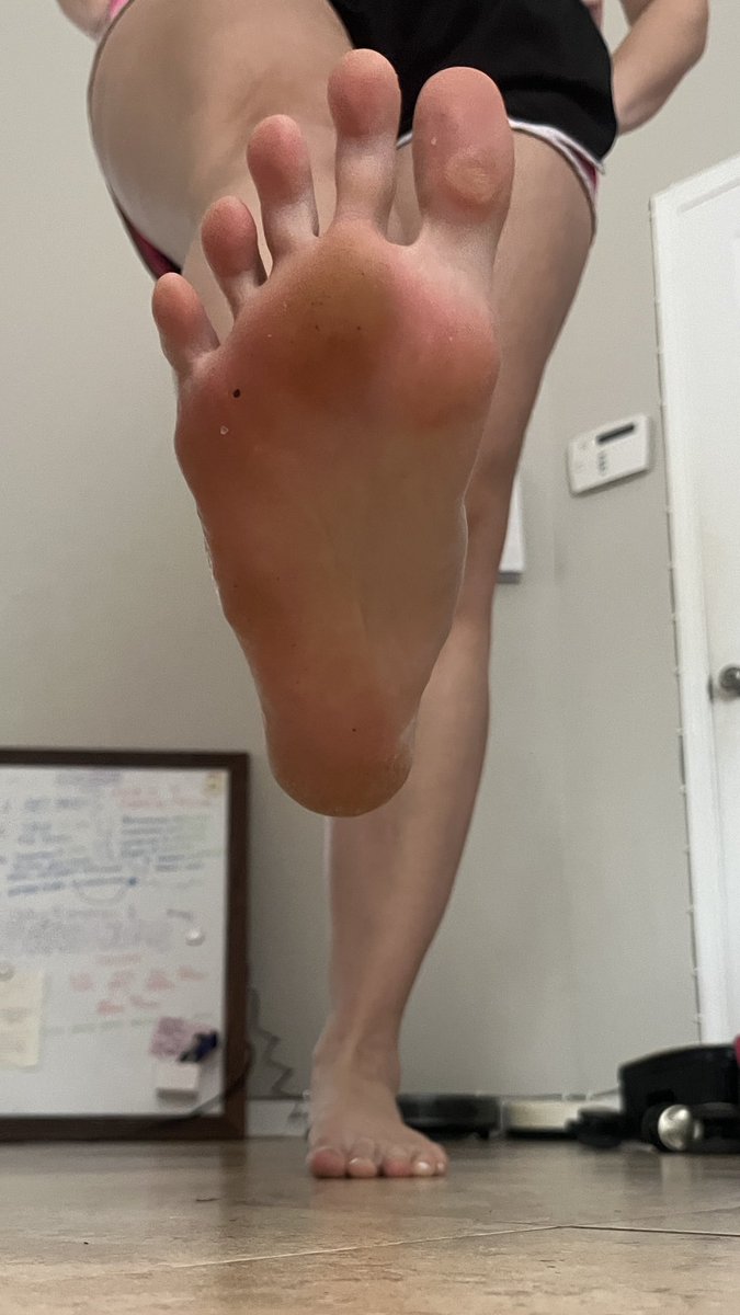 Giantess Kat tweet media