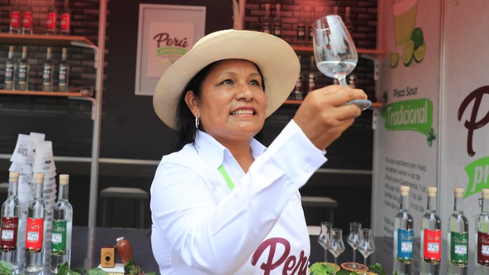 MINPRODUCCION's tweet photo. 🎉 Reconocimiento histórico para el Pisco peruano 🍇

📢 La UNESCO validó documentos históricos que confirman el origen peruano del Pisco, inscritos en el Programa Memoria del Mundo. Desde PRODUCE, reafirmamos nuestro compromiso con la promoción y protección de esta bebida icónica, símbolo de nuestra identidad. “El valor de estos manuscritos trasciende su antigüedad. No existe registro histórico más antiguo que demuestre el origen del Pisco. Este logro representa un triunfo para la identidad peruana y para el esfuerzo de nuestros productores”, destacó el ministro Sergio González. 🇵🇪