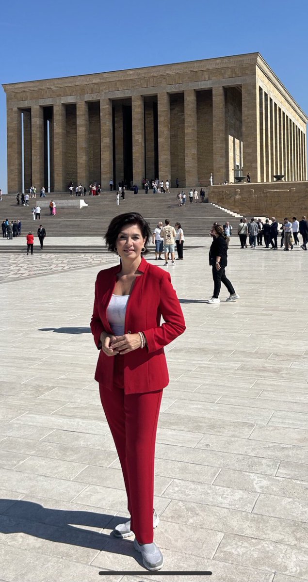 Özlem Gürses’i yanlız mı sandınız , gözaltına aldınız ?