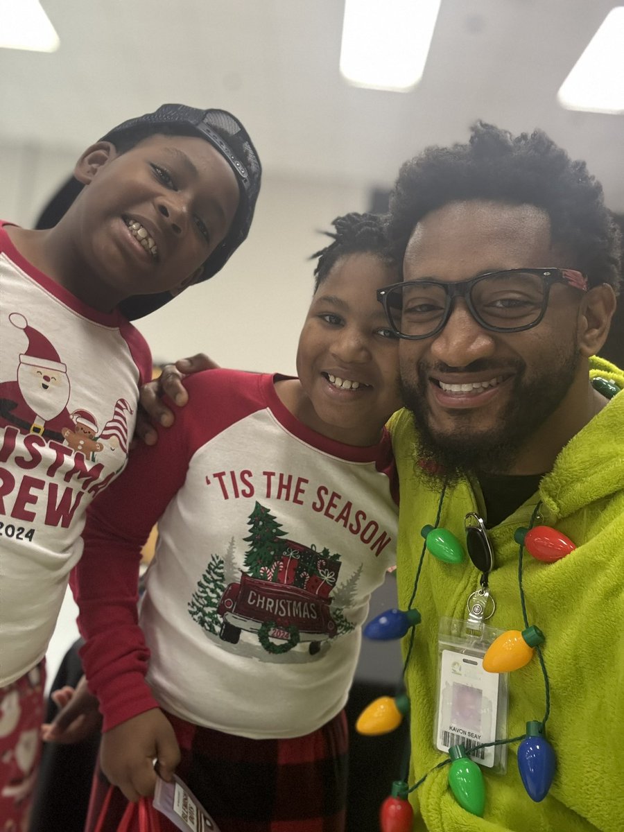 1st semester is officially complete. 

Today was a great day because we got to give gifts to all of our scholars. Seeing them happy really make me smile. 

Parents it’s your turn now 😏… I am ready to relax and enjoy this break 😎  @NapierTigers #WinWithNapier #EveryTigerKnown