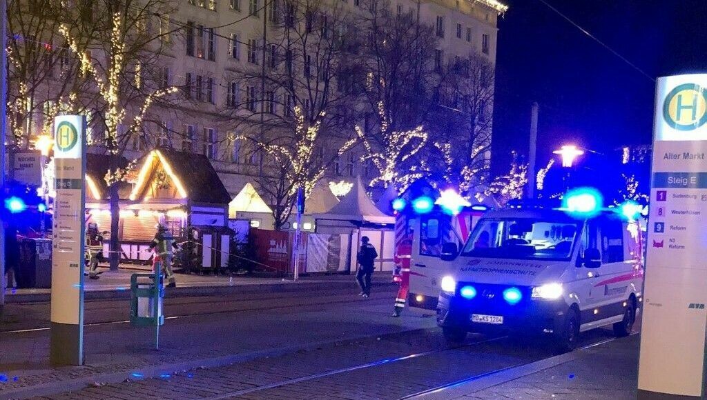 ici_alsace's tweet photo. Allemagne : une voiture percute un marché de Noël, au moins un mort et 68 blessés
➡️ https://t.co/jcEx2ixRRP https://t.co/gJBZbkyifp