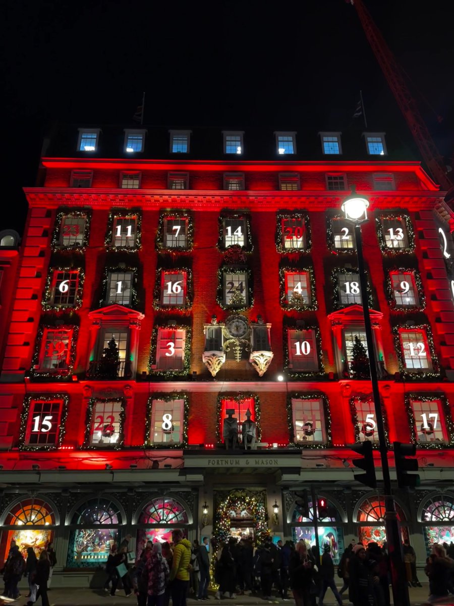 pablomarzocca's tweet photo. Nunca deja de sorprender lo hermosa que es Londres en Navidad. Unas fotos que saqué ayer de Covent Garden, Fortnum &amp; Mason, Dior y el hotel Connaught en Mayfair. https://t.co/q0GYyUfX3d