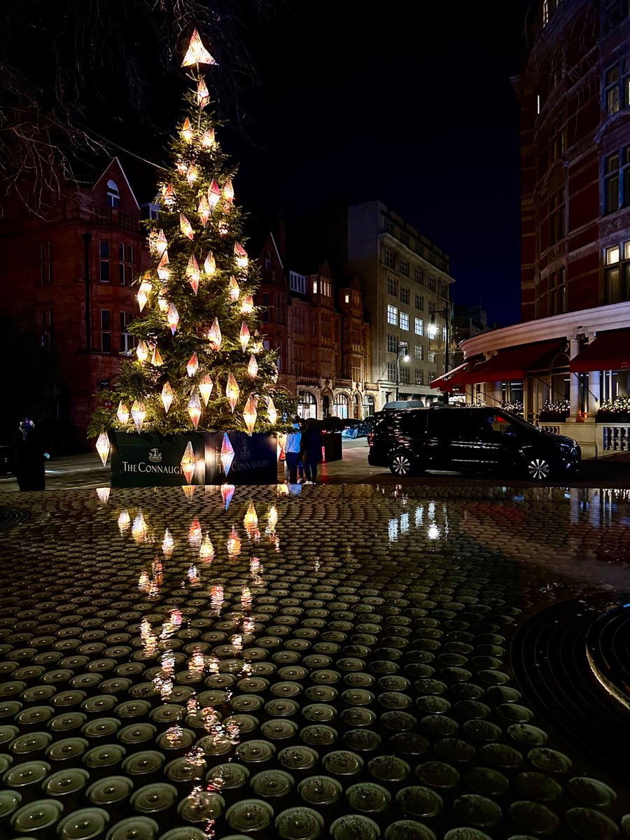 Nunca deja de sorprender lo hermosa que es Londres en Navidad. Unas fotos que saqué ayer de Covent Garden, Fortnum &amp; Mason, Dior y el hotel Connaught en Mayfair.