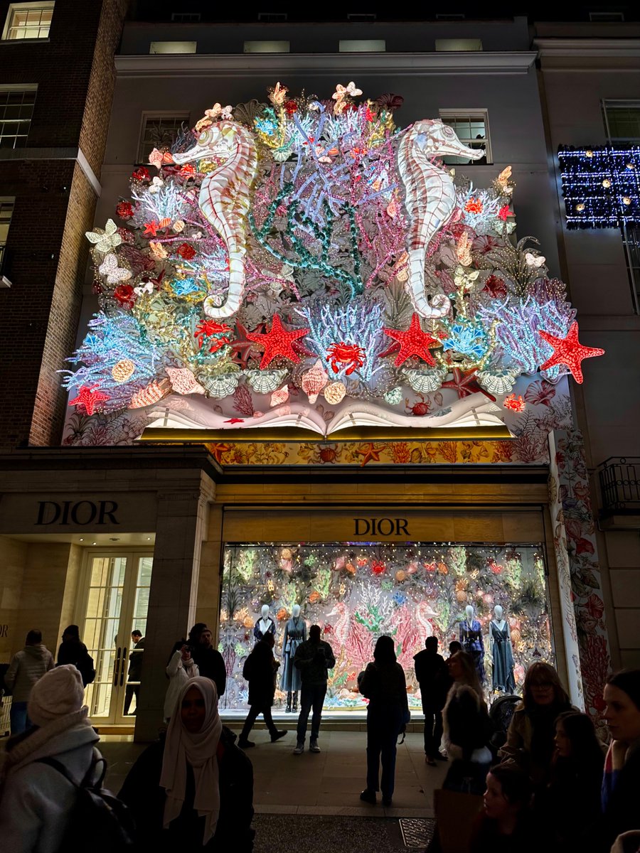 pablomarzocca's tweet photo. Nunca deja de sorprender lo hermosa que es Londres en Navidad. Unas fotos que saqué ayer de Covent Garden, Fortnum &amp; Mason, Dior y el hotel Connaught en Mayfair. https://t.co/q0GYyUfX3d