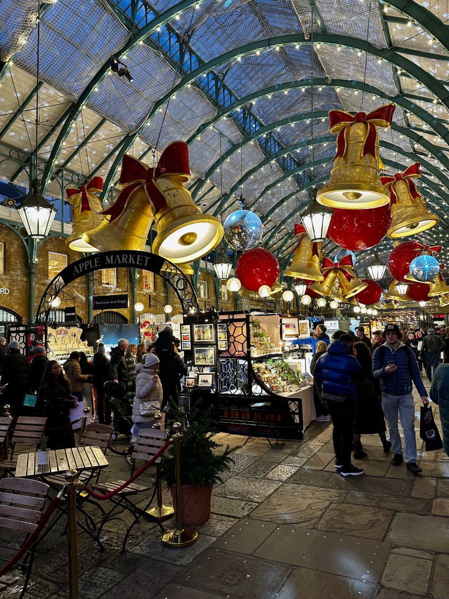 pablomarzocca's tweet photo. Nunca deja de sorprender lo hermosa que es Londres en Navidad. Unas fotos que saqué ayer de Covent Garden, Fortnum &amp; Mason, Dior y el hotel Connaught en Mayfair. https://t.co/q0GYyUfX3d