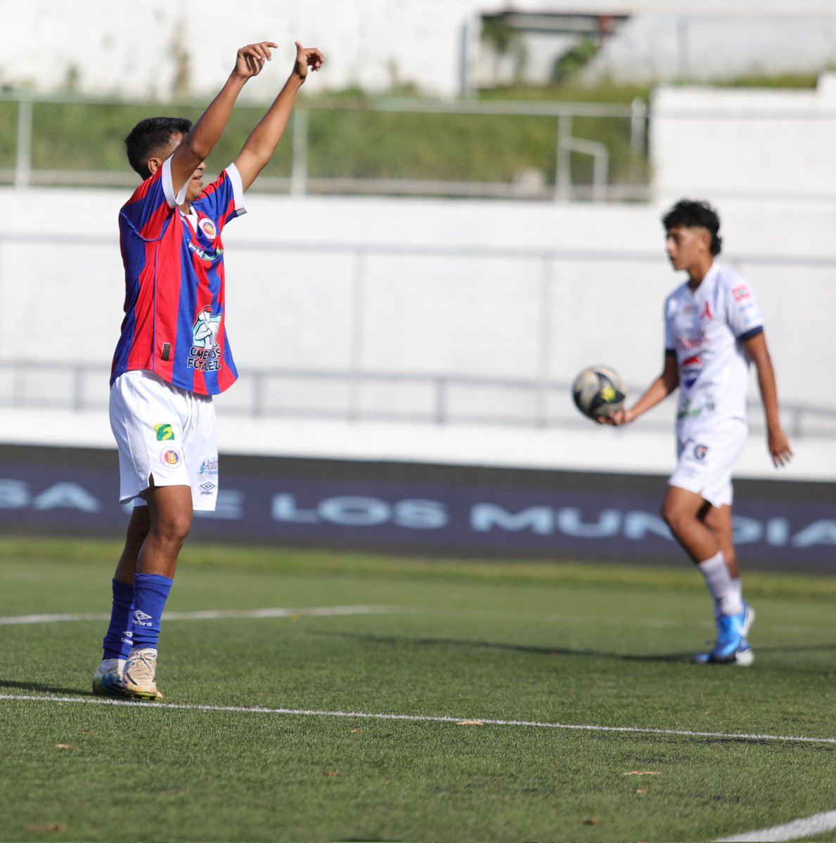 primerafutboles's tweet photo. #FinalSub17 | Wilber Menjivar de @CDeportivoFAS abre el marcardor.

🐯 1-0 🅰️

#FASvsALI #Sub17 https://t.co/Ar6PoSGJ9W
