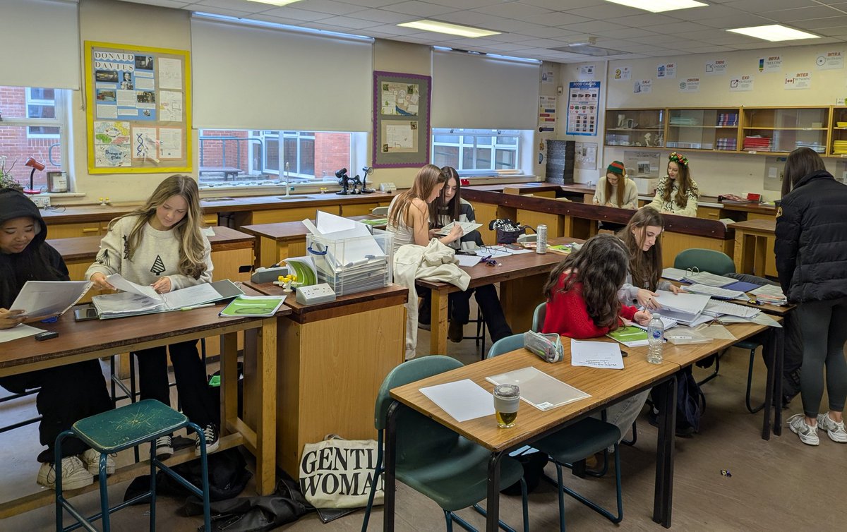 A level biology today. Christmas music on and a big folder and lab book sort out 😊 Unit 1 done and ready for new topics in the new year! 🫀🫁