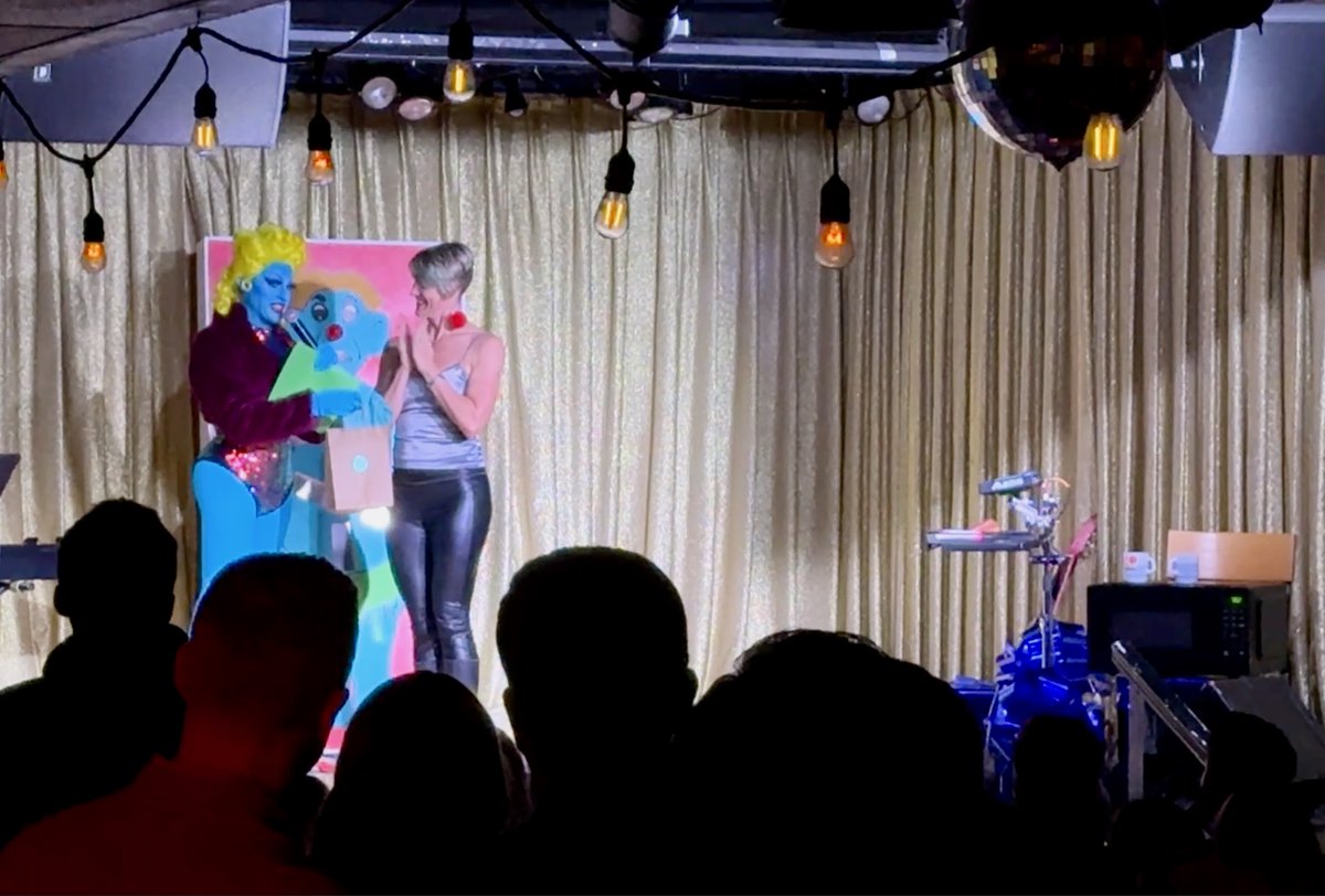 HappyHoleToys's tweet photo. 🎄 This season, HHT was honored to be a sponsor of Betty Wetter’s Blue Xmas one-woman holiday drag shows! ✨

We laughed, we sang, we felt the feels, and thanks to our “Hot Doctor” game participant and toy winner on night #2, we learned that a mass of swallowed gum in a stomach is called a “bezoar!” (1/2)