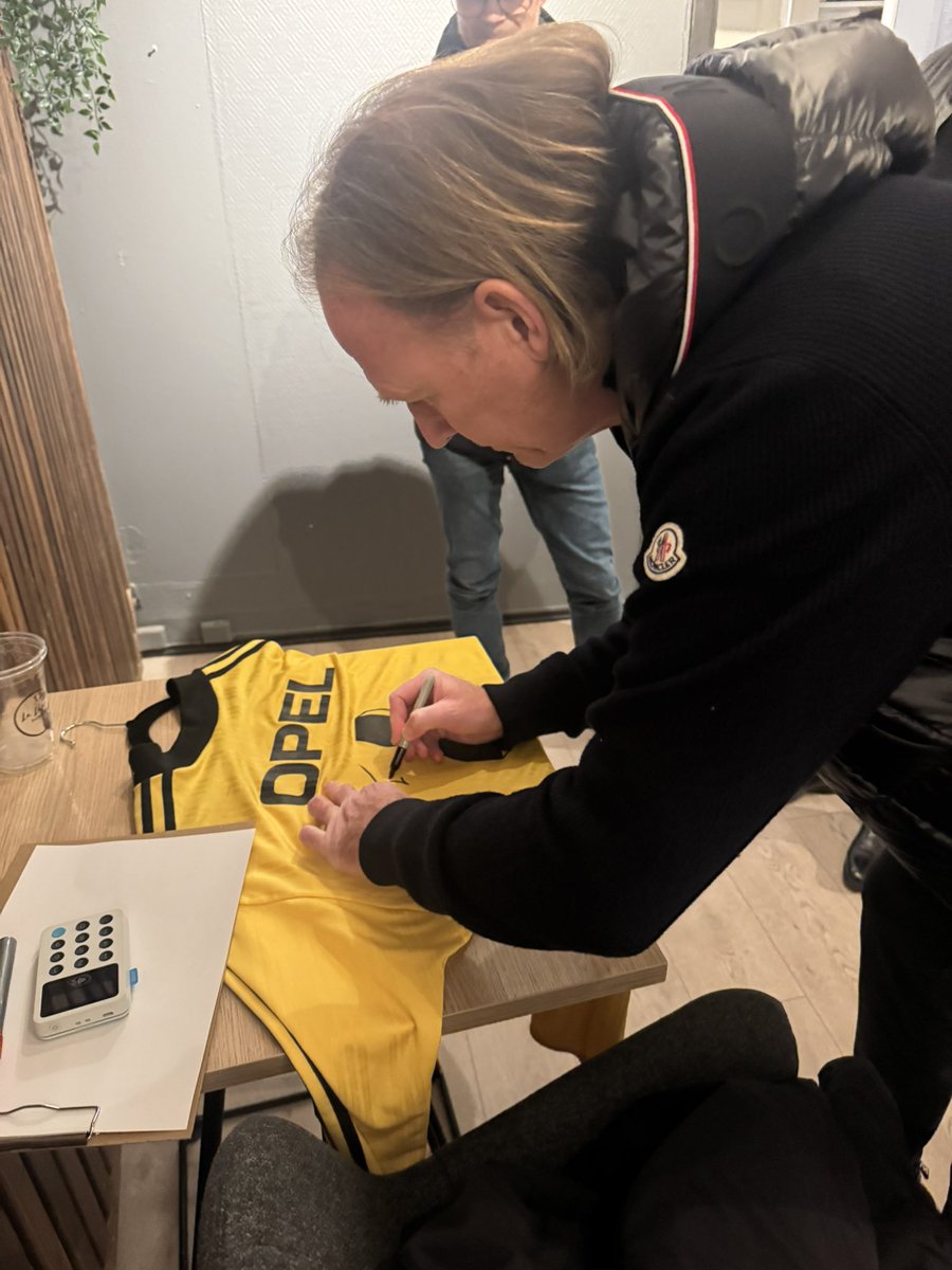 To fluer i en smekk 🙌🏼 live-pod og ny signert drakt til #draktprosjektet til <a href="/RSportspub/">Republic Sportspub</a> 🔥 God fredag <a href="/KriTiller/">Kristoffer Tiller</a> <a href="/FumlerRawk/">fumlerRawk</a> <a href="/mortenskjalg/">Morten Skjalg Olsen</a> <a href="/HardeMottak/">Harde Mottak</a> <a href="/MottaketMedia/">Mottaket Media</a>