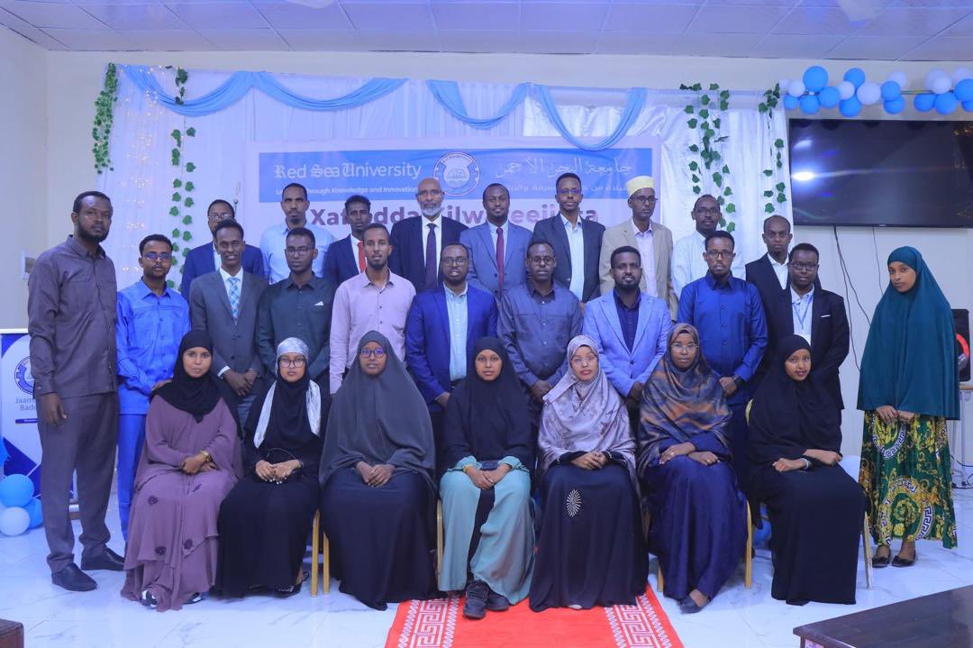 Waa xilwareejin prof Abdullahi Sheikh Hassan oo muddo dheer soo hogaamiya Jamacadda Badda Cas. 
Waxay loo dooratay Gudoomiyaha Jaamacadda Badda Cad Prof Mohamed Osman ( ASAD)
Ilaahay ha u kaalmeeyo Hawshaas culayska badan