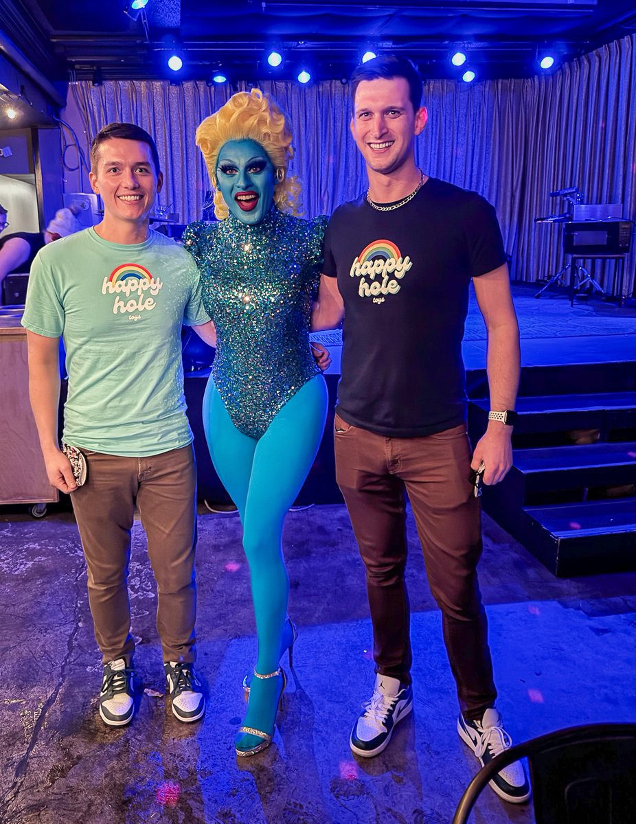 HappyHoleToys's tweet photo. 🎄 This season, HHT was honored to be a sponsor of Betty Wetter’s Blue Xmas one-woman holiday drag shows! ✨

We laughed, we sang, we felt the feels, and thanks to our “Hot Doctor” game participant and toy winner on night #2, we learned that a mass of swallowed gum in a stomach is called a “bezoar!” (1/2)
