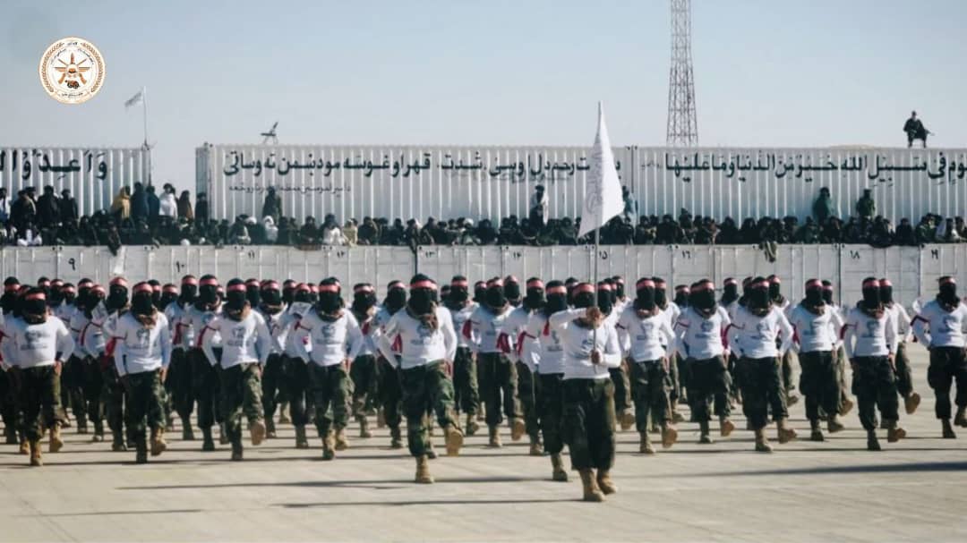 ملي دفاع وزارت:

د ٢١٥ عزم قول اردو د ښوونیز مرکز لۀ شپږمې دورې څخه ١٠٠٠ تنه ځوان منسوبین د یو لړ ځانګړو مراسمو پهٔ ترڅ کې فارغ او ولس ته د خدمت لپاره وړاندې شول.