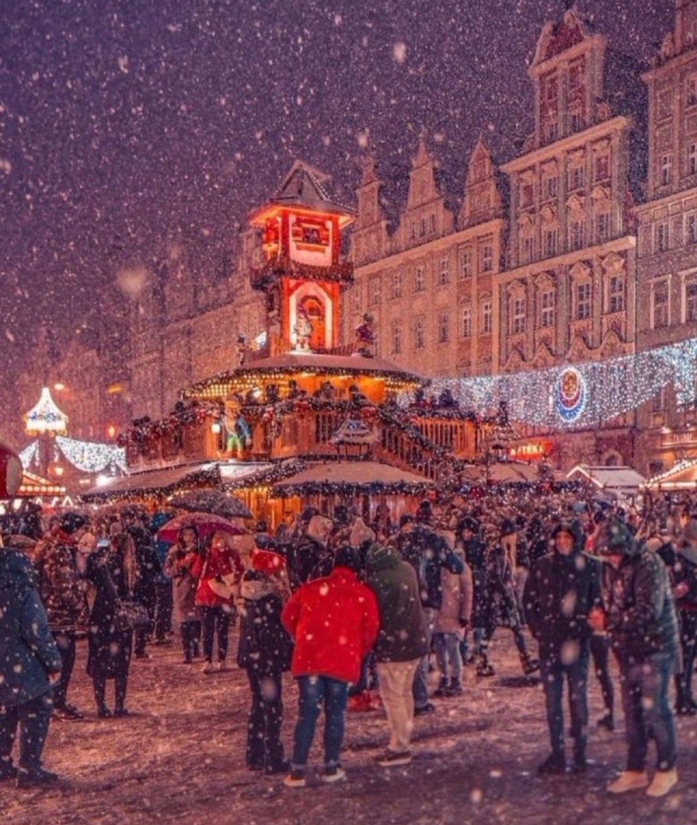 GSGB01's tweet photo. On the left is a Christmas market in Poland and Germany on the right. 

What’s the difference?

Poland control their borders. https://t.co/NIMwP94Qo8